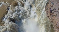 Největší vodopád Žluté řeky v Číně změnil barvu! Láká davy turistů