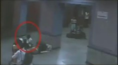 HROZIVÉ VIDEO: Únosce vyrval spící matce dítě z náručí