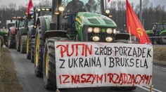 Transparent na farmářských protestech pobouřil polské politiky. Podporoval Putina