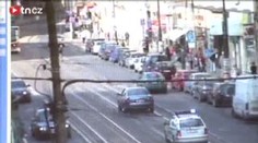 VIDEO: Divoká honička v centru Prahy. V audi naboural dvě auta