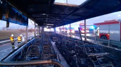 U Prahy úplně shořel příměstský autobus, lidé stačili utéct