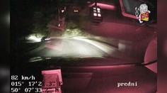 Řidič po zběsilé honičce utekl do polí, před vrtulníkem neměl šanci!
