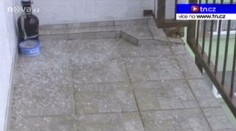 Bouřky lámaly stromy a poničily desítky střech. Průtrže hrozí i dnes