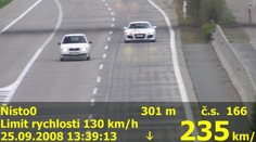 Závod milionářů a jejich silných aut. Jelo se dvoustovkou