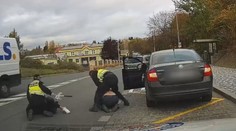 VIDEO: Řidič nedostal na kruháči přednost. Vyřídit si to chtěl s obuškem v ruce