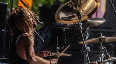 Léky i drogy. Úřad odhalil, co všechno měl zesnulý bubeník Foo Fighters v těle