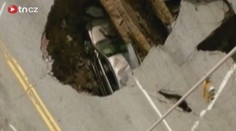 Žena jela nakoupit, spolkl ji obrovský kráter! VIDEO