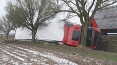 Řidiče trápí déšť a obleva. Pod kamionem se utrhla krajnice