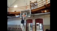 Sportovec kopyto: zázračná rána v basketu