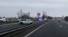 Na D10 se srazilo šest aut včetně sanitky. Zranila se jedna žena