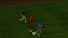 VIDEO: Spiderman přerušil baseballový zápas, pak ho sejmul hráč