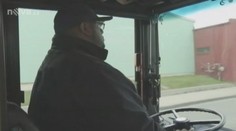 Řidič autobusu hrdinou! Zachránil dívku, která chtěla skočit z mostu