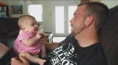 Toto video je HITEM INTERNETU! Dvouměsíční miminko říká tátovi "Miluji Tě!"
