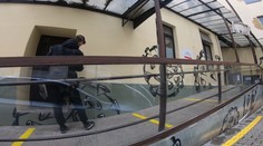 Brněnská nemocnice vyzdobila odběrové místo covidovými graffiti