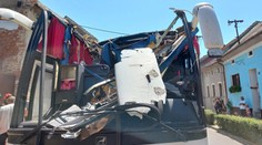 Řidič se nedíval na cestu. Zájezdový autobus z Litvy narazil do mostu