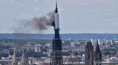 Věž gotické katedrály Notre-Dame v Rouenu zachvátil požár. Zasahovaly desítky hasičských vozů