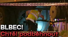 BLBEC! Chtěl podběhnout náklaďák a NEPŘEŽIL