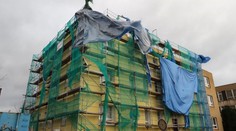 Muž (45) se při stavbě domu zřítil z lešení, vážně si poranil hlavu