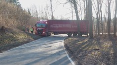 Kamioňák věřil navigaci, pak se chtěl otočit a zablokoval silnici