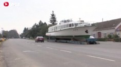 VIDEO: Na návsi v Lesné už tři týdny parkuje parník