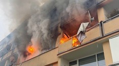 Požár bytu v Povrlech na Ústecku: 16 jednotek hasičů, z domu se valí oblaka dýmu