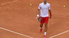 Djokovič opět v ráži! Lítala raketa a praskaly struny, rozhodčí zasáhl