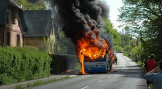 Autobus s dětmi zachvátily plameny