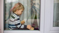 Drama v Brně! Neslyšící maminku zamkl na balkóně její dvouletý syn