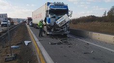 V zúženém úseku D1 u Jihlavy se srazilo šest aut, tvořily se kolony