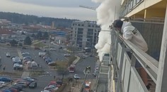Kladenští hasiči bojovali s požárem bytu. Pro zraněnou ženu letěl vrtulník