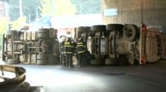Kolaps v Praze trval i po odklizení cisterny s malinovkou