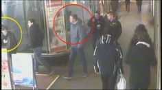 Poznáte je? Tihle chuligáni prohodili mladíka výlohou. Hledá je policie
