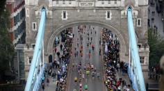 V závěru londýnského maratonu zkolaboval běžec. V nemocnici zemřel