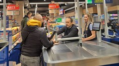 Překvapení v pražském supermarketu. Starosta šel pracovat na kasu