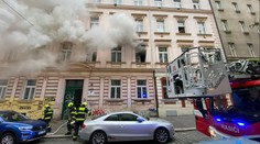 Požár bytu v Praze: Několik lidí museli evakuovat, tři skončili v nemocnici