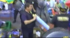 VIDEO: Peruánský stánkař odpálil silnou rachejtli na policisty