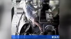 DRSNÉ VIDEO: Pasažéři doslova létali po autobusu, který havaroval!
