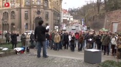 "Mirku, nejsi Dušín, ale vydrž!" vzkazují Topolánkovi demonstranti