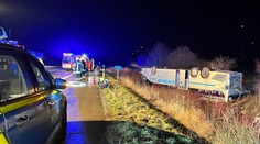 V Německu havaroval zájezdový autobus, skončil na střeše. Přes 20 zraněných