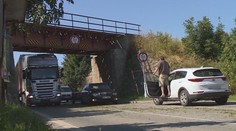 Kamion u Holetína posunul konstrukci mostu. Ten málem spadl