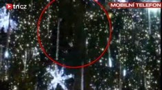 Turista vylezl na obří vánoční strom na Staromáku