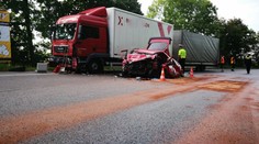 U Nové Paky vjelo auto pod náklaďák: 1 mrtvý, 2 těžce zranění