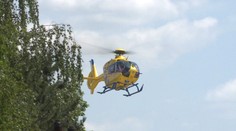 Záchranáři letěli na pomoc uštknutému dítěti. Chlapec si z nich jen vystřelil