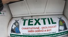 Sběr starého textilu bude povinný. Obce proto musí zajistit nové kontejnery