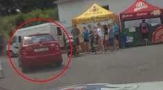 Ujížděl policistům, najel do lidí. Uskočili na poslední chvíli