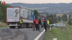 Pick-up vjel přímo pod kamion, zemřeli v něm dva lidé