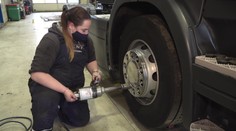Mladá mechanička mezi kamióny! Vymění i stokilovou pneumatiku