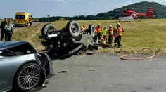 Auto se srazilo s historickým džípem. Náraz z něj posádku vymrštil