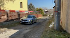 Dva mrtvé seniory našli v domě u Prahy. Policii upozornil na tragédii anonym