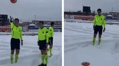 Bizár v turecké lize: Málem se hrálo ve 40 cm sněhu, sudí to museli kontrolovat